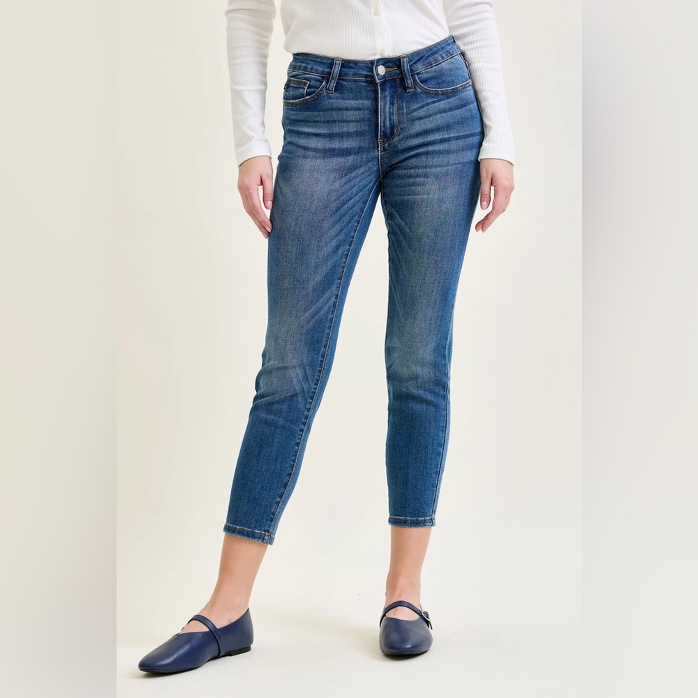 Judy Blue Abbey Relaxed Fit in Vintage Mid-Wash Ankle Jeans size 27 - Picture 1 of 9